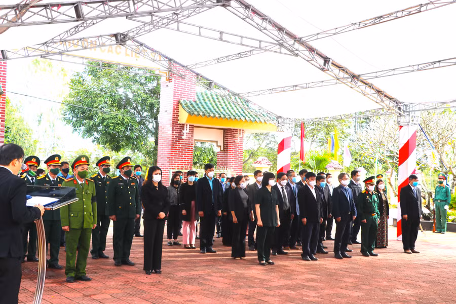 Thị ủy, HĐND, UBND, Ủy ban MTTQ Việt Nam thị xã An KThị ủy, HĐND, UBND, Ủy ban MTTQ Việt Nam thị xã An Khê tổ chức lễ truy điệu và an táng 10 hài cốt liệt sĩ. Ảnh: Ngọc MinhThị ủy, HĐND, UBND, Ủy ban MTTQ Việt Nam thị xã An Khê tổ chức lễ truy điệu và an táng 10 hài cốt liệt sĩ. Ảnh: Ngọc Minhhê tổ chức lễ truy điệu và an táng 10 hài cốt liệt sĩ. Ảnh: Ngọc Minh