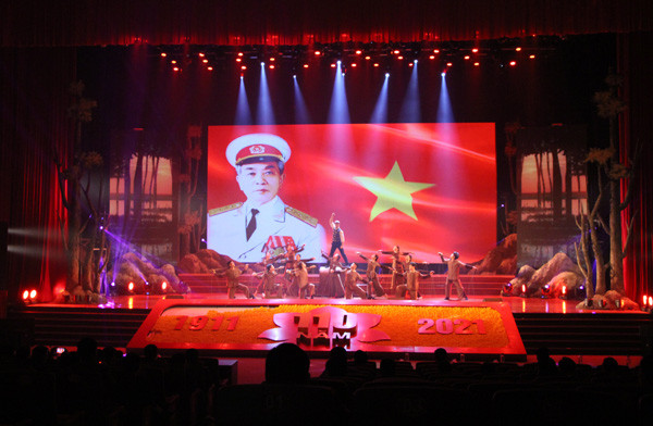 Lễ kỷ niệm 110 năm Ngày sinh Đại tướng Võ Nguyên Giáp diễn ra vào 9h sáng nay (22/12), tại Trung tâm Văn hóa - Điện ảnh tỉnh Quảng Bình. Ảnh: HM