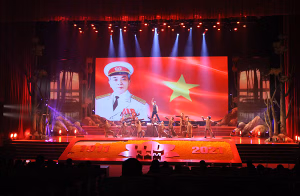 Lễ kỷ niệm 110 năm Ngày sinh Đại tướng Võ Nguyên Giáp diễn ra vào 9h sáng nay (22/12), tại Trung tâm Văn hóa - Điện ảnh tỉnh Quảng Bình. Ảnh: HM