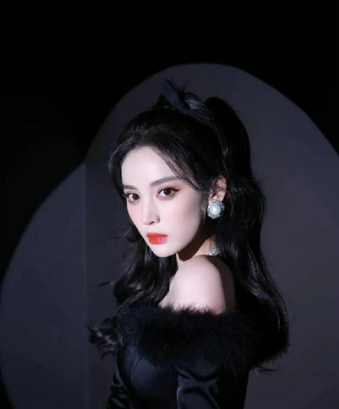  Đánh má hồng, chuyển trọng tâm thị giác của đối phương từ mũi sang má thu hút mọi ánh nhìn như cô nàng Cổ Lực Na Trát.