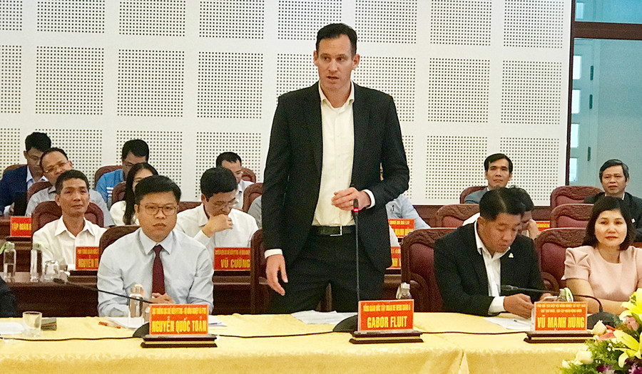 Ông Gabor Fluit-Tổng Giám đốc De Heus Hà Lan khu vực châu Á phát biểu tại buổi làm việc với lãnh đạo tỉnh về dự án “Khu chăn nuôi ứng dụng công nghệ cao DHN Gia Lai” hồi tháng 6-2020. Ảnh: Hà Duy