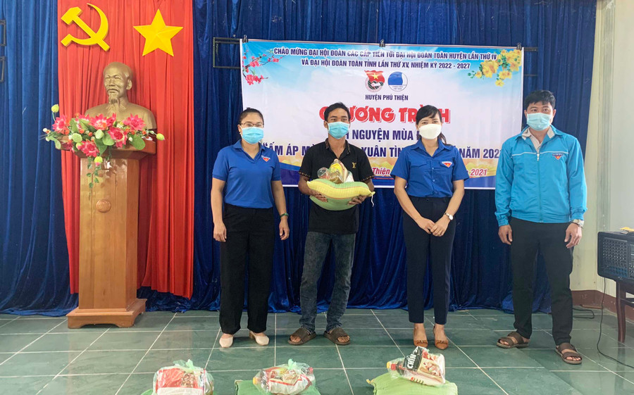 Huyện Đoàn Phú Thiện phối hợp cùng Đoàn xã Ia Ake trao quà cho hộ gia đình có hoàn cảnh khó khăn. Ảnh: Vũ Chi Huyện Đoàn Phú Thiện phối hợp cùng Đoàn xã Ia Ake trao quà cho hộ gia đình có hoàn cảnh khó khăn. Ảnh: Vũ Chi