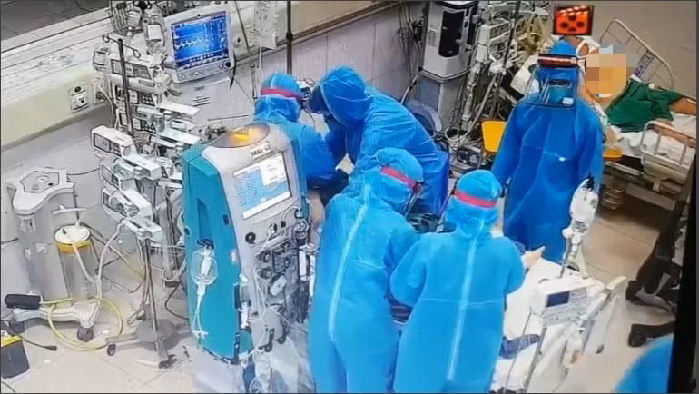 Y bác sĩ nỗ lực điều trị cho bệnh nhân COVID-19