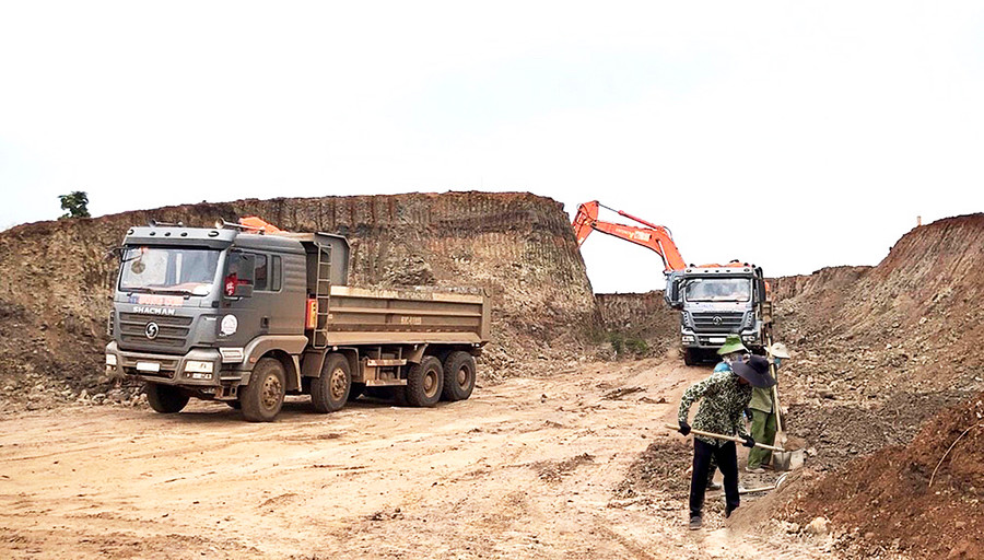 Công ty TNHH một thành viên Đông Sơn thi công tuyến mới đoạn qua xã Ia Hla (huyện Chư Pưh). Ảnh: Lê Hòa