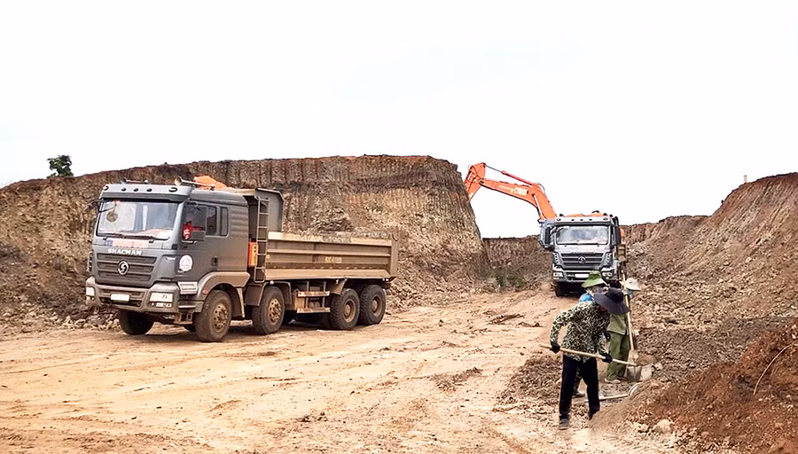 Công ty TNHH một thành viên Đông Sơn thi công tuyến mới đoạn qua xã Ia Hla (huyện Chư Pưh). Ảnh: Lê Hòa