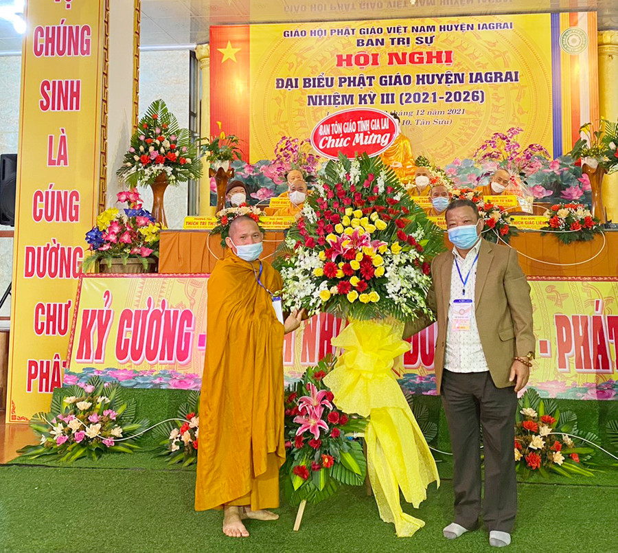  Trưởng ban Tôn giáo tỉnh Hồ Hải Tần tặng lẵng hoa chúc mừng. Ảnh: Thanh Nhật