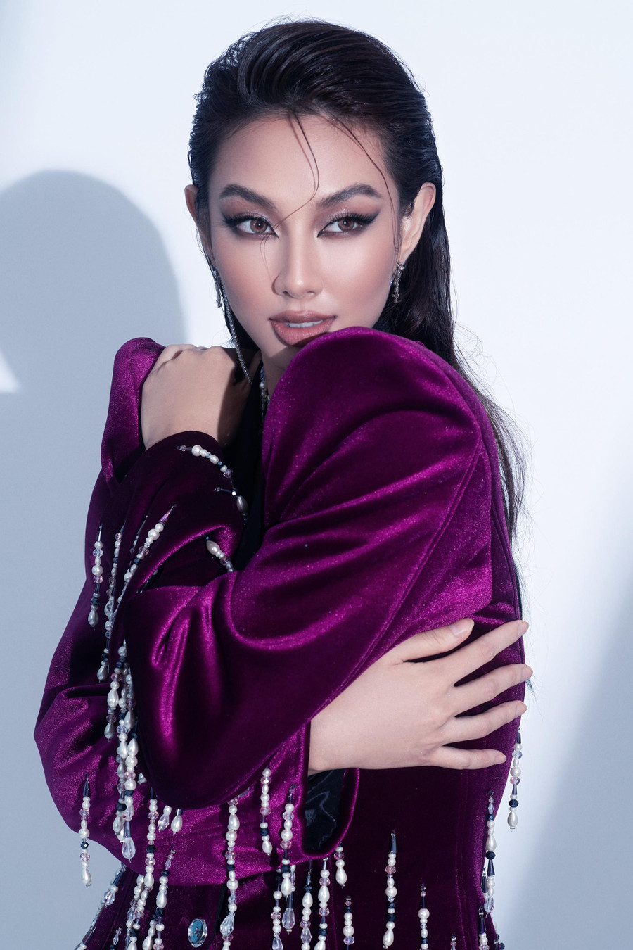 Song song đó, kiểu trang điểm của Miss Grand International 2021 cũng được thay đổi thành tông nâu tây, có điểm nhấn là đôi mắt màu khói và kiểu tóc ướt chải ngược. Ảnh: Milor Tran