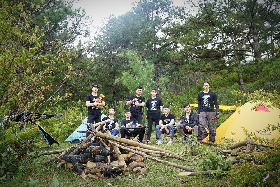 Khánh Toàn (ngoài cùng bên phải) cùng nhóm bạn đi cắm trại trong rừng. Ảnh: NVCC