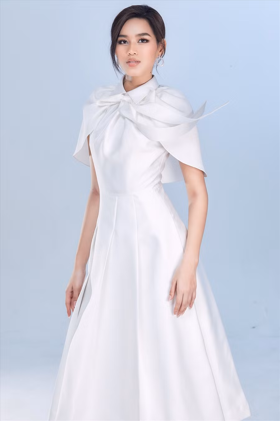 Xuất hiện như một công nương quyền quý, Đỗ Hà khoác lên mình chiếc váy trắng kín đáo, thanh lịch, phối với đôi cao gót lấp lánh trong khi mái tóc được búi nhẹ nhàng, đơn giản. Tất cả hài hòa làm nổi bật lên thần thái và khí chất sang trọng của đại diện đến từ Việt Nam. Trong vòng thi này, Đỗ Hà sẽ trả lời các câu hỏi liên quan đến du lịch Puerto Rico và dự án nhân ái “Peaceful Houses” của mình.