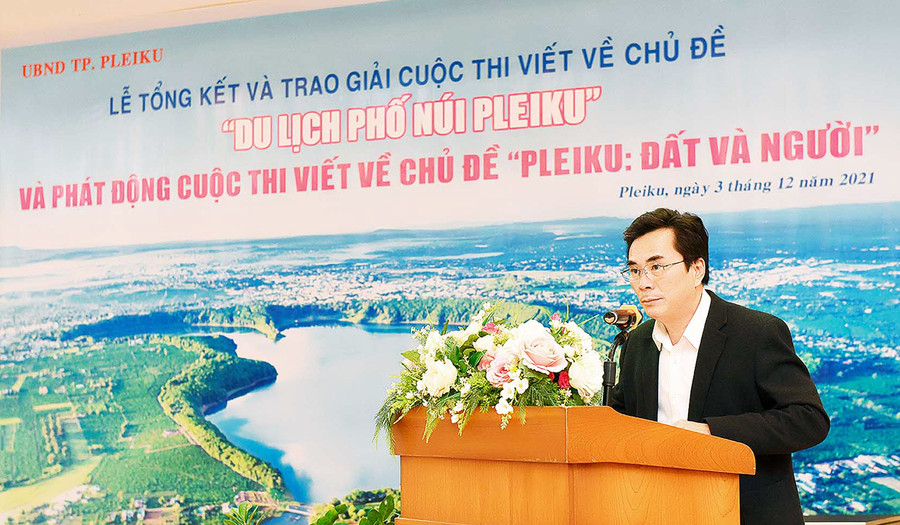 Phó Chủ tịch UBND TP. Pleiku Nguyễn Hữu Sung phát động cuộc thi viết về chủ đề “Pleiku-Đất và người” năm 2022. Ảnh: Đức Thụy
