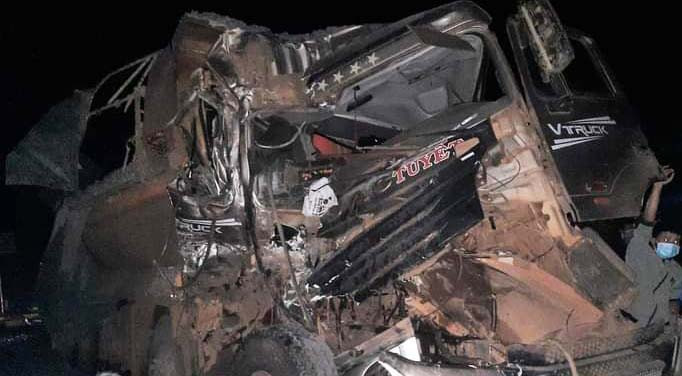 Xe ô tô tải ben bị hư hỏng nặng. Ảnh: Tâm Đức