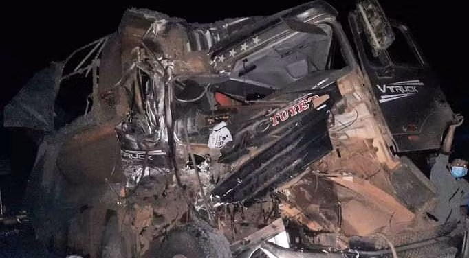 Xe ô tô tải ben bị hư hỏng nặng. Ảnh: Tâm Đức