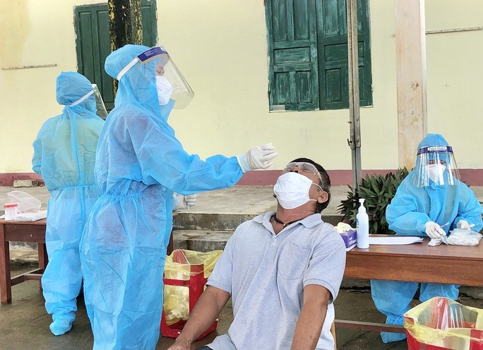 Nhân viên y tế Quảng Ngãi lẫy mẫu xét nghiệm. Ảnh: T.Trực Nhân viên y tế Quảng Ngãi lẫy mẫu xét nghiệm. Ảnh: T.Trực