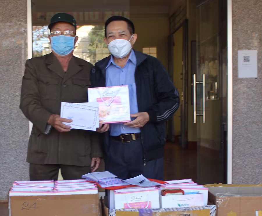 Ông Phạm Hải Đăng (bìa phải)-Chủ tịch Hội Đông y TP. Pleiku tặng quà cho thương binh phường Hội Phú. Ảnh: Thủy Bình