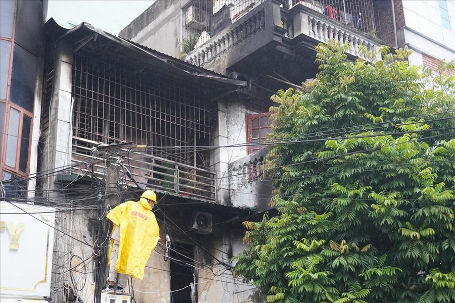 Ngôi nhà bị cháy là cửa hàng bán bể cá cảnh (số 02, đường Triệu Quốc Đạt, phường Điện Biên, TP.Thanh Hóa). Ảnh: Q.D