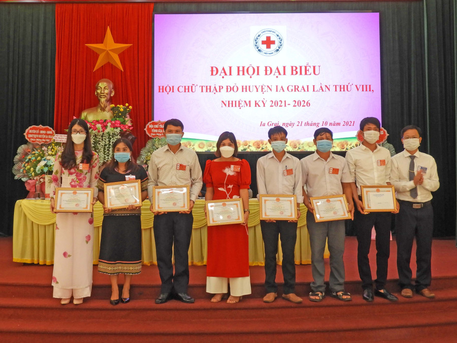 THANH NHẬT -Phó Chủ tịch Thường trực UBND huyện Ia Grai Đỗ Văn Đông (bìa phải) trao Giấy khen cho các tập thể và cá nhân có thành tích xuất sắc trong phong trào Hội Chữ thập đỏ DSCN9200