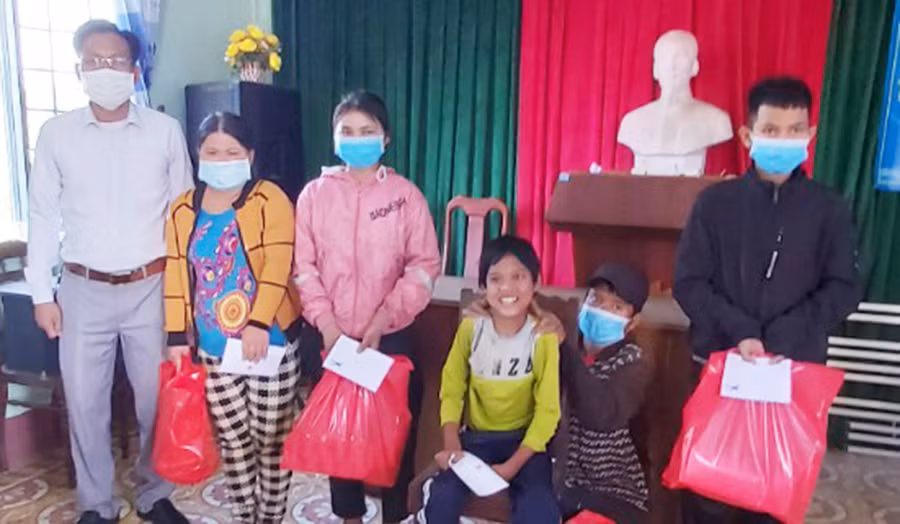  Đại diện Phòng Lao động-Thương binh và Xã hội huyện Đak Pơ trao quà cho người khuyết tật. Ảnh: Hạ Vy