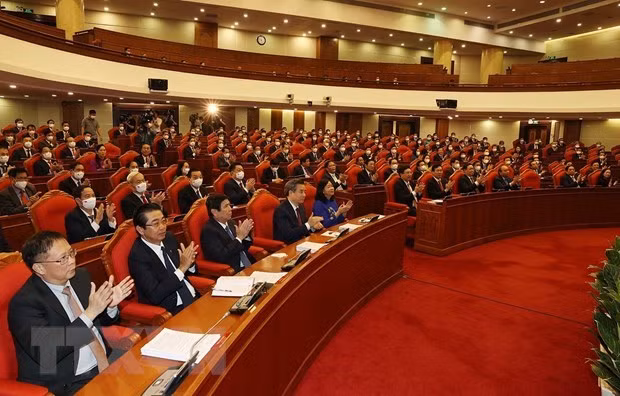 Các lãnh đạo Đảng, Nhà nước và các đại biểu dự bế mạc Hội nghị lần thứ tư Ban Chấp hành Trung ương Đảng khóa XIII. (Ảnh: Trí Dũng/TTXVN)