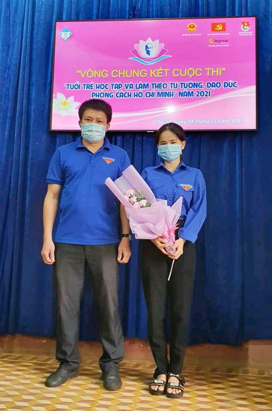 Em Nguyễn Mai Anh (bìa phải; lớp 12A3, Trường THPT Nguyễn Bỉnh Khiêm, huyện Chư Sê) đạt giải khuyến khích cuộc thi Tuổi trẻ học tập và làm theo tư tưởng, đạo đức, phong cách Hồ Chí Minh năm 2021. Ảnh: Phan Lài Em Nguyễn Mai Anh (bìa phải, lớp 12A3, Trường THPT Nguyễn Bỉnh Khiêm, huyện Chư Sê) đạt giải khuyến khích cuộc thi “Tuổi trẻ học tập và làm theo tư tưởng, đạo đức, phong cách Hồ Chí Minh năm 2021. Ảnh Phan Lài