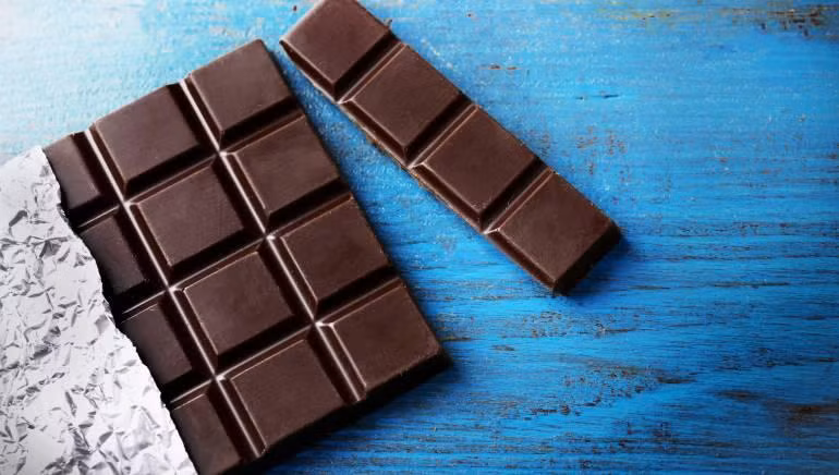 Hãy chọn sô cô la có hàm lượng ca cao từ 70% trở lên và cần lưu ý chỉ nên tiêu thụ vừa phải. Ảnh: Shutterstock