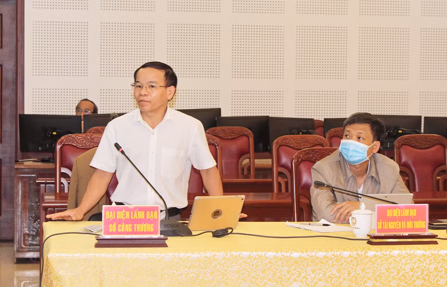 Phó Giám đốc Sở Công thương Nguyễn Duy Lộc trả lời câu hỏi của nông dân. Ảnh: Phan Lài Phó Giám đốc Sở Công thương Nguyễn Duy Lộc trả lời câu hỏi của nông dân.