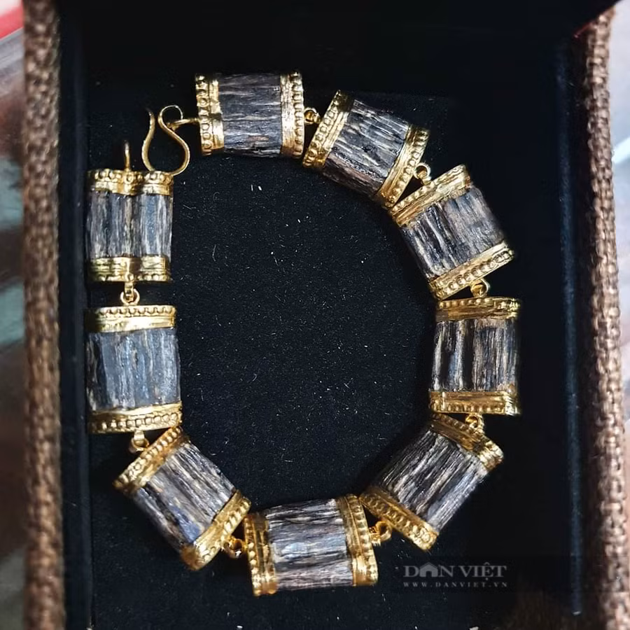 Sản phẩm được chế tác bằng trầm hương có nguồn gốc từ nước ngoài tại cơ sở của ông V.B., xã Gia Ninh, huyện Võ Ninh, tỉnh Quảng Bình. Ảnh: Dân Việt