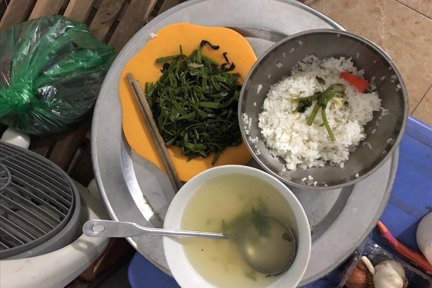 Bữa cơm của một nữ công nhân với món duy nhất là rau muống, trong khi đó, lương tối thiểu vùng chưa hề tăng suốt 2 năm qua. Ảnh: Tất Thảo Bữa cơm của một nữ công nhân với món duy nhất là rau muống, trong khi đó, lương tối thiểu vùng chưa hề tăng suốt 2 năm qua. Ảnh: Tất Thảo