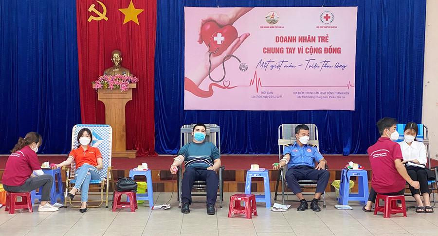 Hội viên Hội Doanh nhân trẻ Gia Lai tham gia hiến máu tình nguyện. Ảnh: Hà Đức Thành  Hội Doanh nhân trẻ hiến máu tình nguyện. Ảnh: Hà Đức Thành