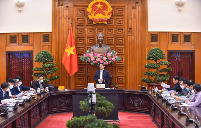 Thủ tướng Phạm Minh Chính chủ trì cuộc họp thúc đẩy việc nhập khẩu, nghiên cứu, chuyển giao công nghệ, sản xuất vắc-xin và thuốc điều trị Covid-19. Ảnh: Nhật Bắc