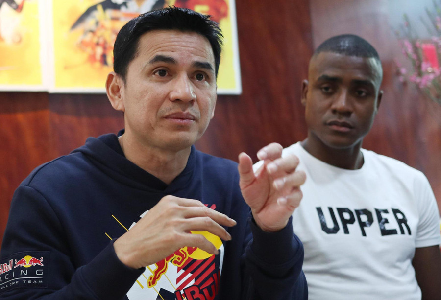 HLV Kiatisak và tân binh Mauricio Barbosa (phải) của HAGL. Ảnh: Ngọc Linh