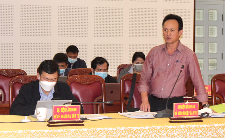 Phó Giám đốc Sở Nông nghiệp và PTNN Đoàn Ngọc Có trao đổi về một số vấn đề mà nông dân đặt ra tại hội nghị. Ảnh: Phan Lài Ông Đoàn Ngọc Có-Phó Giám đốc Sở Nông nghiệp và PTNN trao đổi vấn đề do nông dân đặt ra tại hội nghị đối thoại.