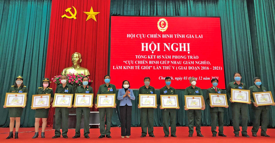 Bà Ayun H'Bút-Phó Chủ tịch HĐND tỉnh trao bằng khen của Chủ tịch UBND tỉnh cho các cá nhân đạt thành tích xuất sắc trong phong trào giai đoạn 2016-2021. Ảnh: Phương Dung