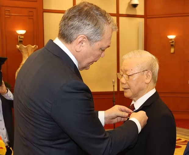 Thay mặt Ban Chấp hành Trung ương Đảng Cộng sản Liên bang Nga, ông Leonid Kalashnikov, Phó Chủ tịch Đảng Cộng sản Liên bang Nga, Chủ nhiệm Ủy ban các vấn đề về khối cộng đồng các quốc gia độc lập, Liên kết Á-Âu và Kiều bào , Chủ tịch Nhóm nghị sỹ hữu nghị Nga-Việt tại Duma Quốc gia Nga trao tặng Tổng Bí thư Nguyễn Phú Trọng Giải thưởng Lenin. (Ảnh: Trí Dũng/TTXVN)