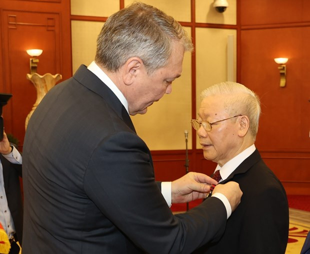 Thay mặt Ban Chấp hành Trung ương Đảng Cộng sản Liên bang Nga, ông Leonid Kalashnikov, Phó Chủ tịch Đảng Cộng sản Liên bang Nga, Chủ nhiệm Ủy ban các vấn đề về khối cộng đồng các quốc gia độc lập, Liên kết Á-Âu và Kiều bào , Chủ tịch Nhóm nghị sỹ hữu nghị Nga-Việt tại Duma Quốc gia Nga trao tặng Tổng Bí thư Nguyễn Phú Trọng Giải thưởng Lenin. (Ảnh: Trí Dũng/TTXVN)