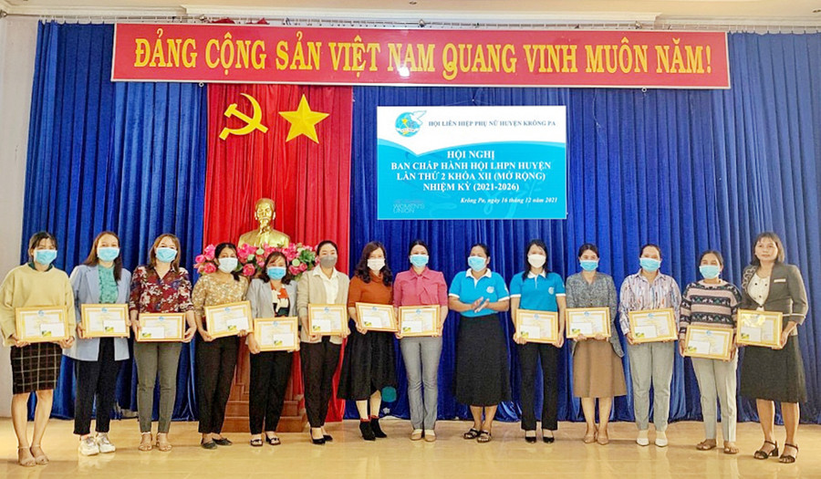  Biểu dương các cá nhân có nhiều đóng góp trong hoạt động vay vốn. Ảnh: Minh Châu