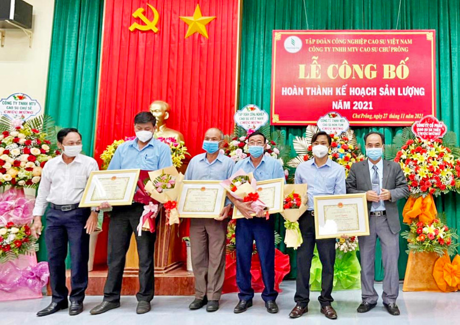 Trao thưởng cho 4 Nông trường thuộc Công ty TNHH MTV Cao su Chư Prông về đích trước hạn. Ảnh: 