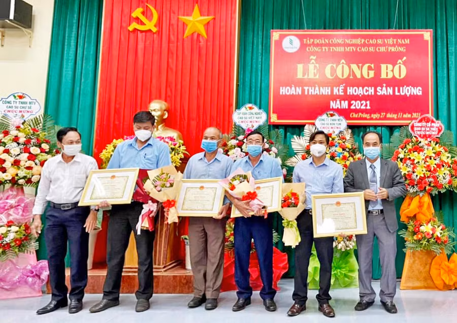 Trao thưởng cho 4 Nông trường thuộc Công ty TNHH MTV Cao su Chư Prông về đích trước hạn. Ảnh: 