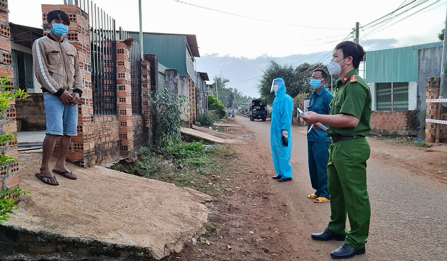 Lực lượng chức năng truy vết các trường hợp liên quan tới dịch Covid-19 tại làng Chuet 1 (phường Thắng Lợi, TP. Pleiku). Ảnh: Bá Bính Lực lượng chức năng truy vết các trường hợp liên quan tới dịch Covid-19 tại làng Chuet 1 (phường Thắng Lợi, TP. Pleiku). Ảnh: Bá Bính