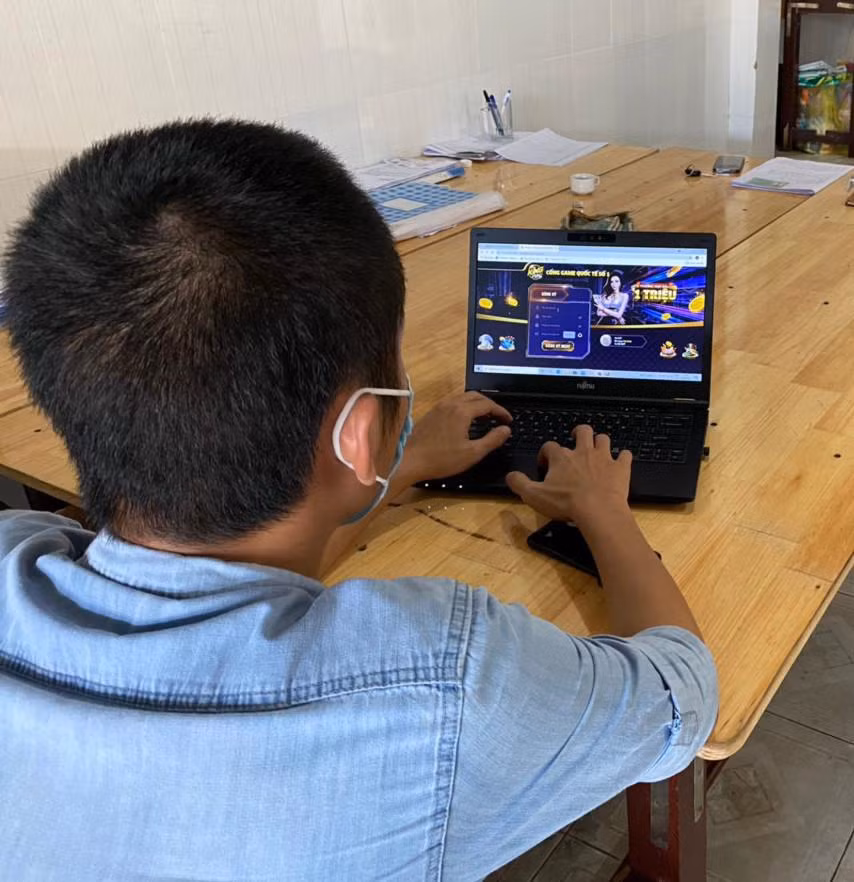 Đặng Thanh Tùng thực nghiệm hành vi mạo danh. Ảnh: Công an cung cấp