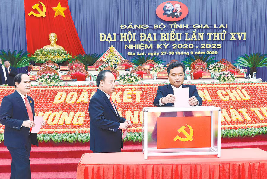  Đoàn Chủ tịch Đại hội bỏ phiếu bầu Ban Chấp hành Đảng bộ tỉnh nhiệm kỳ 2020-2025. Ảnh: Đức Thụy 