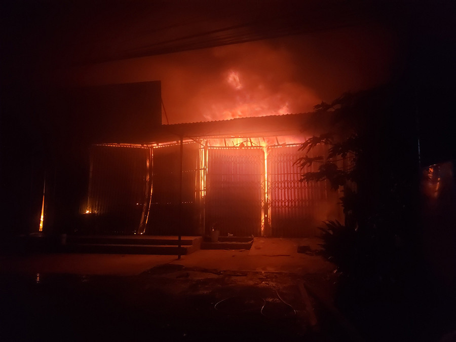  Ngọn lửa bùng phát dữ dội trong đêm. Ảnh: Văn Ngọc