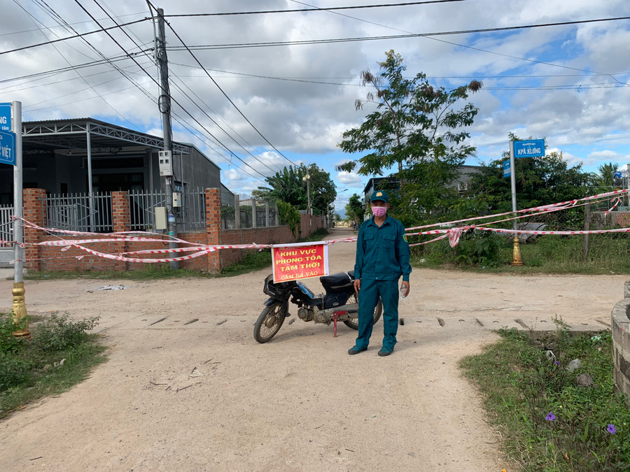 Chốt kiểm soát dịch tại tổ dân phố 10 (thị trấn Phú Thiện). Ảnh: Nguyên Hương