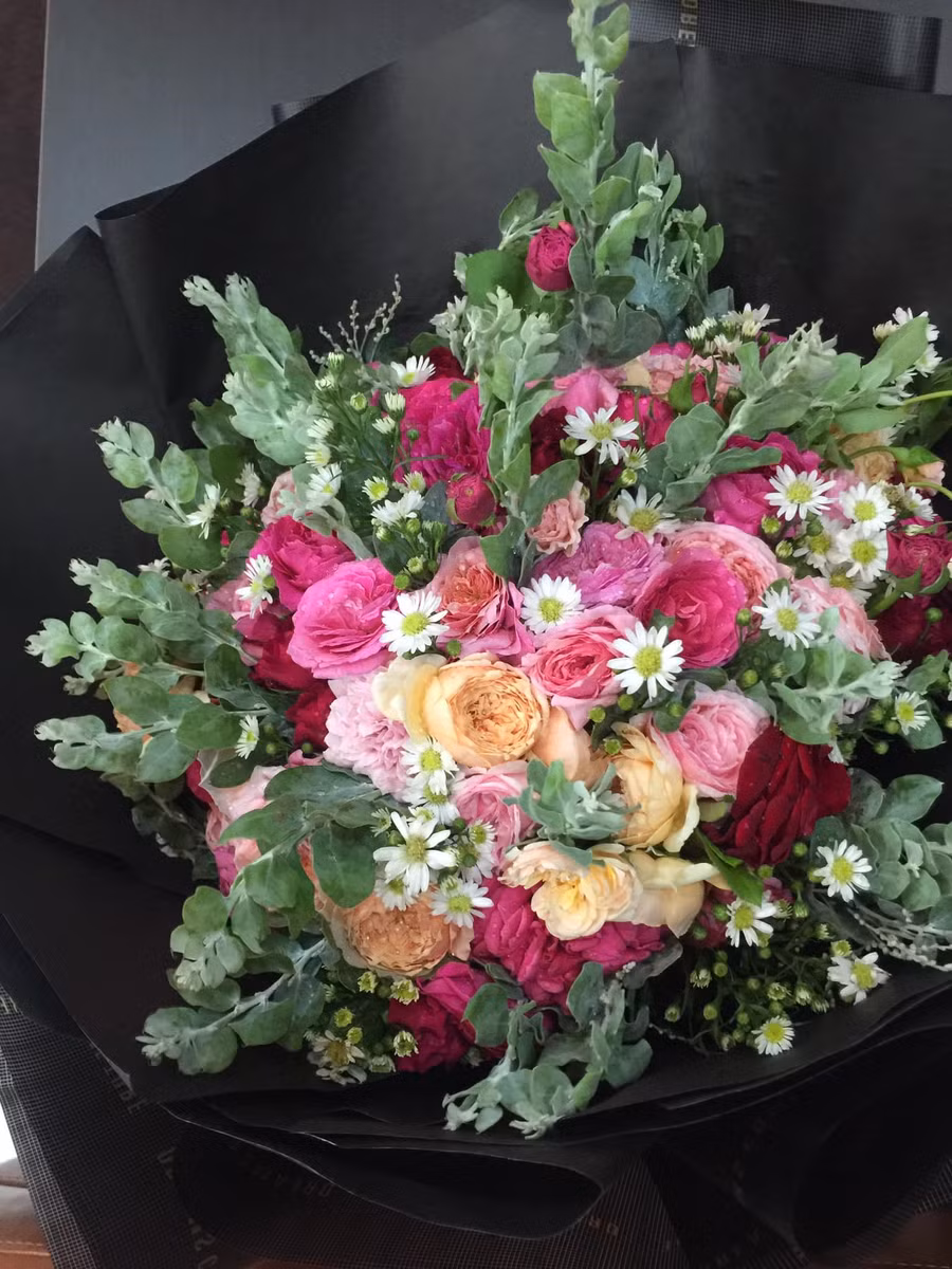 Anh chọn phân hữu cơ để bón cho hoa và phòng bệnh cho hoa bằng thuốc đặc trị. Ảnh: NVCC