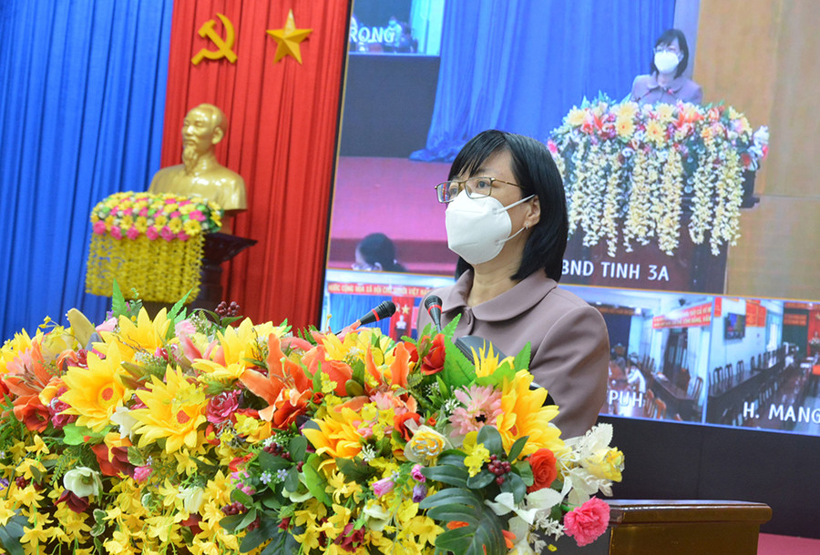 Phó Chủ tịch UBND tỉnh Nguyễn Thị Thanh Lịch thông báo tình hình kinh tế-xã hội, quốc phòng-an ninh trên địa bàn tỉnh. Ảnh: Anh Huy Phó Chủ tịch UBND tỉnh thông báo tình hình phát triển KT-XH, QP-AN trên địa bàn tỉnh. Ảnh: Anh Huy