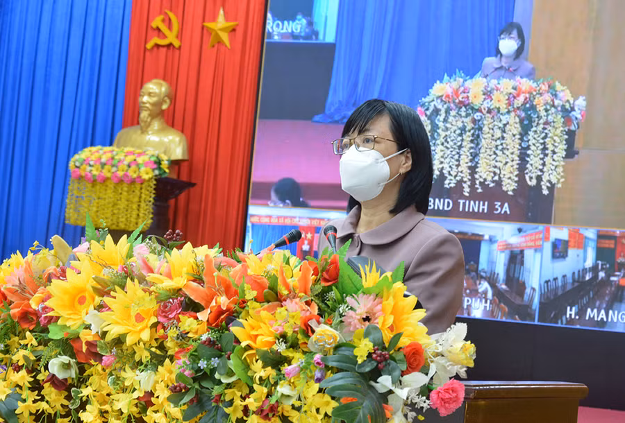  Phó Chủ tịch UBND tỉnh thông báo tình hình phát triển KT-XH, QP-AN trên địa bàn tỉnh. Ảnh: Anh Huy