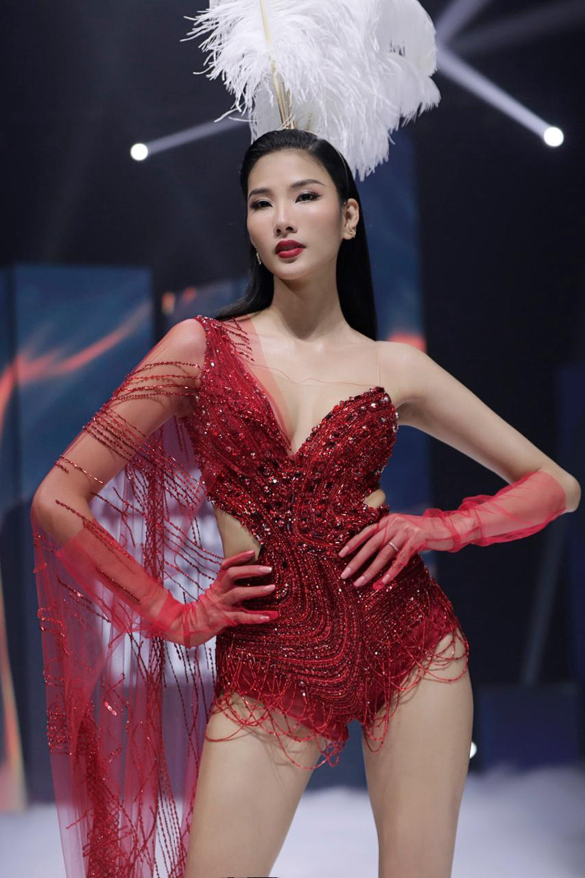 Trong khi đó, Á hậu Hoàng Thùy cũng không kém cạnh khi khoe hình thể 