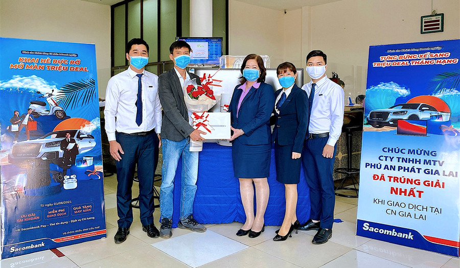 Bà Võ Thị Nhược Thủy-Giám đốc Sacombank Gia Lai (thứ 3 từ phải sang) trao giải nhất chương trình khuyến mãi “Tưng bừng xế sang-Triệu deal thăng hạng” cho khách hàng. Ảnh: Mộc Trà Bà Võ Thị Nhược Thủy-Giám đốc Sacombank Gia Lai (thứ 3 từ phải sang) trao giải nhất Chương trình khuyến mãi “Tưng bừng xế sang-Triệu deal thăng hạng” cho khách hàng. Ảnh: Mộc Trà