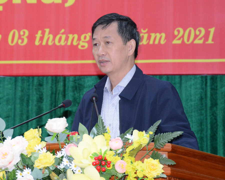  Đồng chí Giám đốc Sở Y tế Võ Văn Thanh báo cáo nhanh tình hình ổ dịch Covid-19 ở phường Thống Nhất, thành phố Kon Tum tại Hội nghị lần thứ sáu, BCH Đảng bộ tỉnh khóa XVI. Ảnh: MT