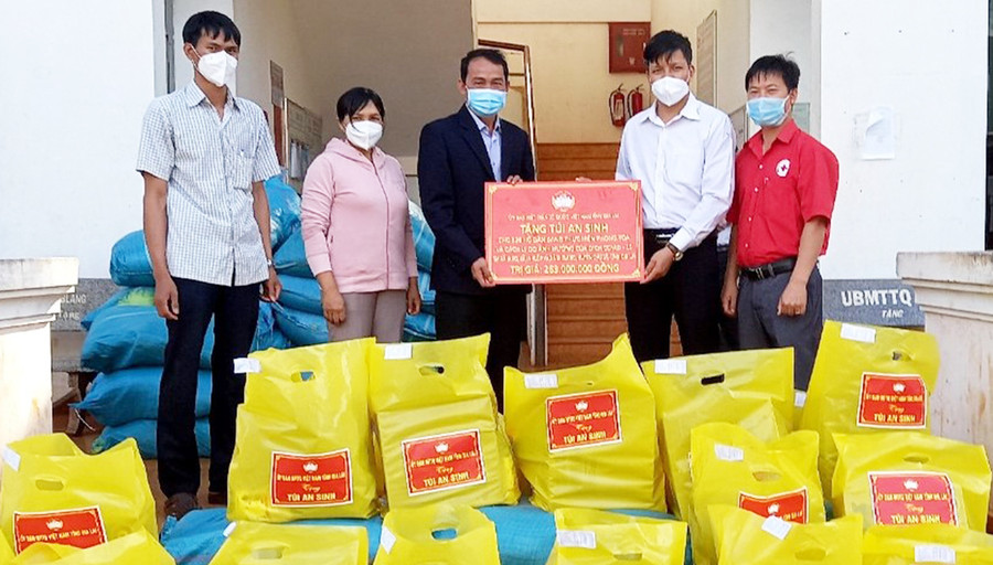 Ông Đinh Ngọc Hải-Phó Chủ tịch Ủy ban MTTQ Việt Nam tỉnh Gia Lai (thứ 2 bên phải sang) trao tặng 526 túi an sinh cho các hộ dân gặp khó khăn do bị ảnh hưởng bởi dịch Covid-19 của huyện Chư Sê. Ảnh: Ngọc Anh  Ông Đinh Ngọc Hải-Phó Chủ tịch Ủy ban MTTQ Việt Nam tỉnh Gia Lai (thứ 2 bên phải sang) trao tặng 526 túi an sinh cho các hộ dân đang gặp khó khăn do bị ảnh hưởng bởi dịch Covid-19 trên địa bàn huyện Chư Sê. Ảnh: Ngọc Anh