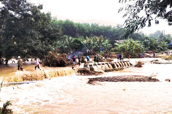 Mưa lớn, nước chảy xiết cuốn phá, gây sạt lở nhiều công trình, đường sá ở miền núi Bình Định Mưa lớn, nước chảy xiết cuốn phá, gây sạt lở nhiều công trình, đường sá ở miền núi Bình Định
